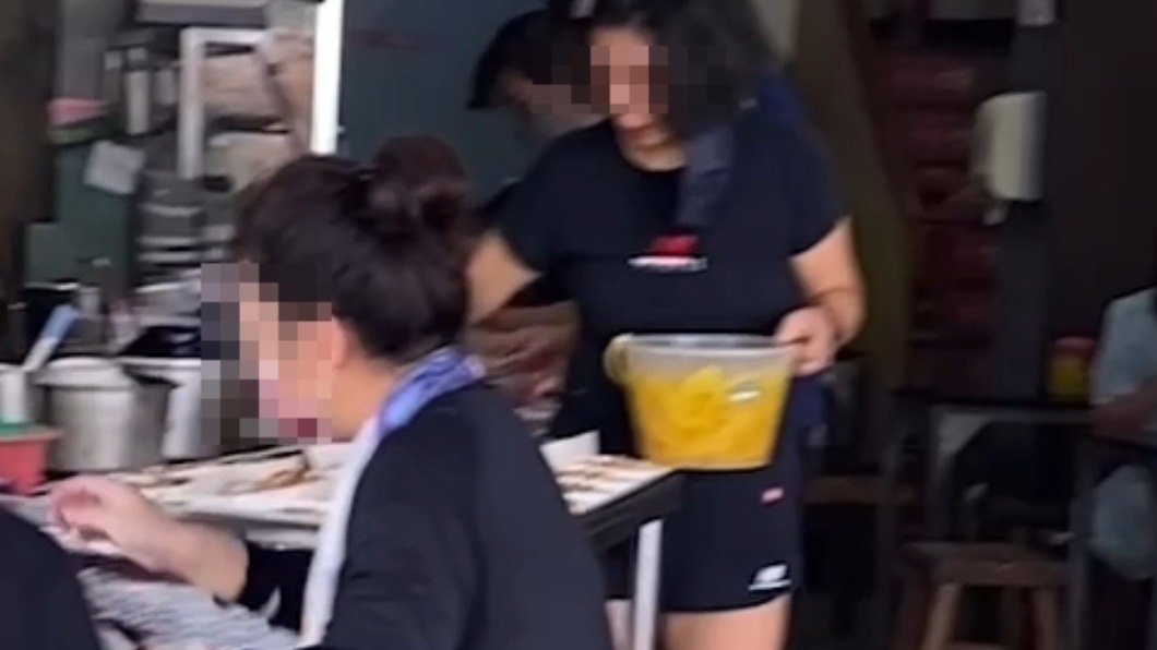 女網友上前勸阻被對方反嗆。(圖/翻攝自爆料公社)