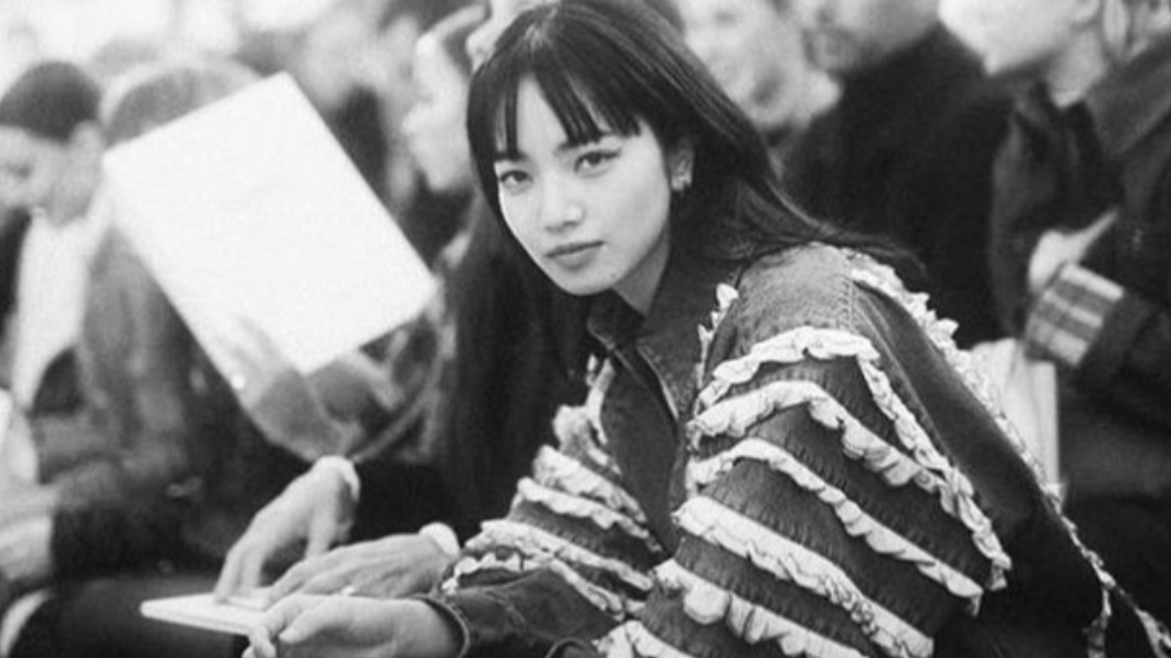 日本人氣女星小松菜奈以一張天生「高級厭世臉」爆紅。(圖/翻攝自小松菜奈IG)