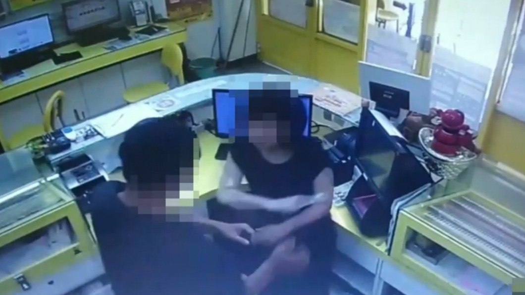 「口頭下注」中6千!莽男搶彩券行 反遭店員持鐵椅擊退