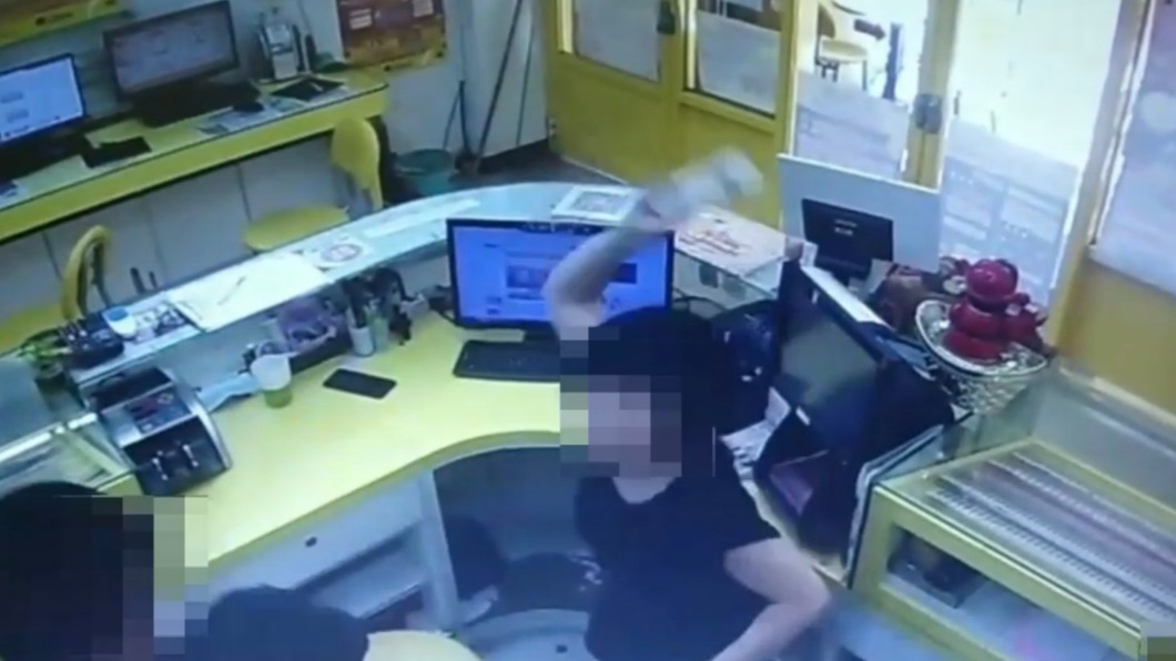 店員持電話反擊犯嫌。(圖/翻攝網路)