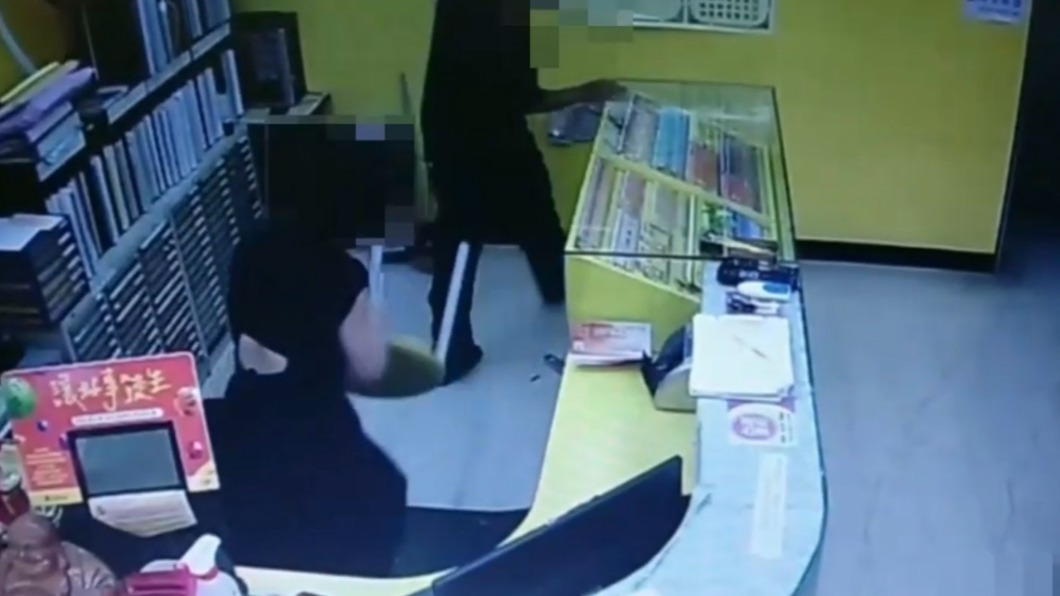 店員持鐵椅反抗。(圖/翻攝網路)