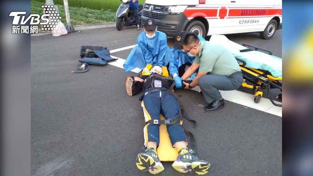 賴男撞車後，頭部受傷手也骨折，被緊急送醫。（圖／消防提供）