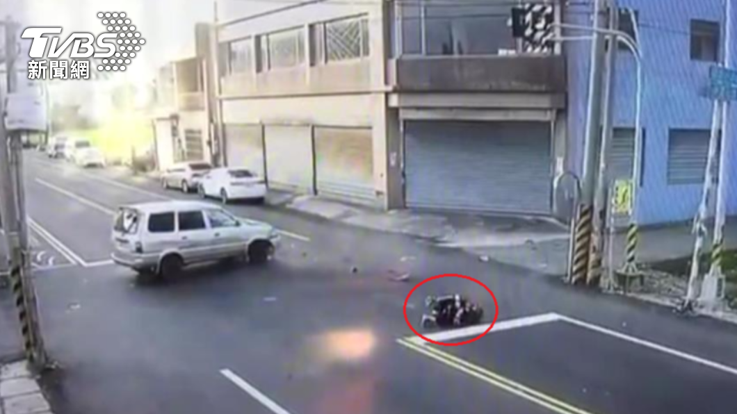 廂型車駛出巷口，賴男騎黃牌重機，高速衝撞後慘摔。（圖／警方提供）