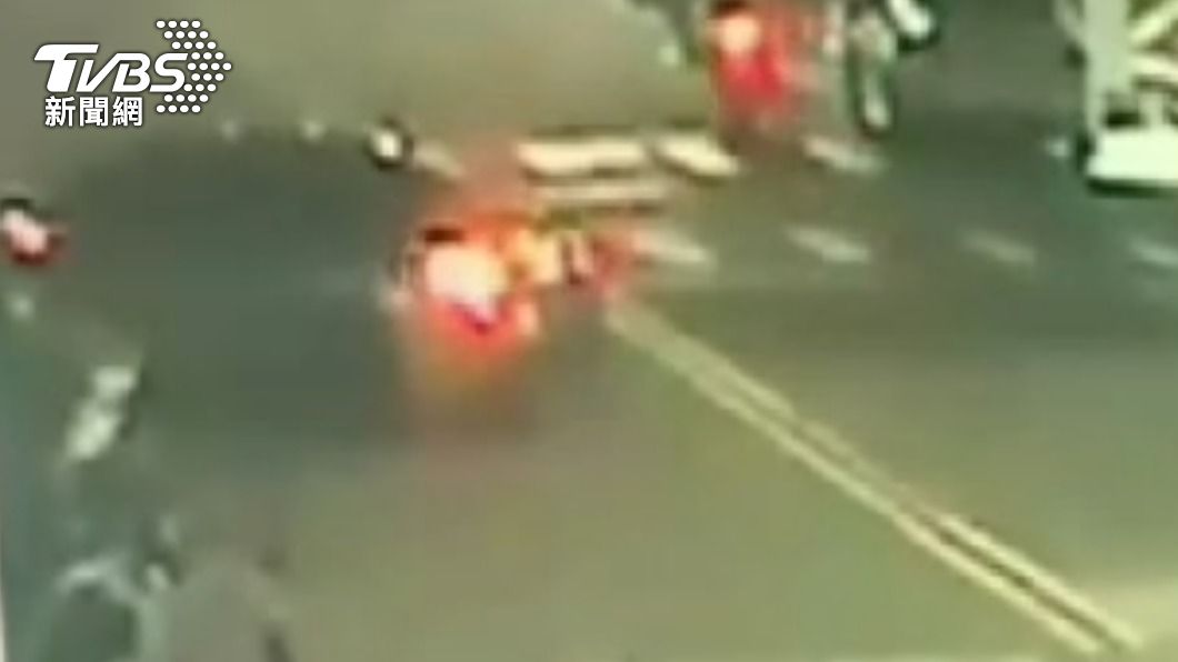 黑色賓士車撞擊路邊賓士車。(圖/TVBS)