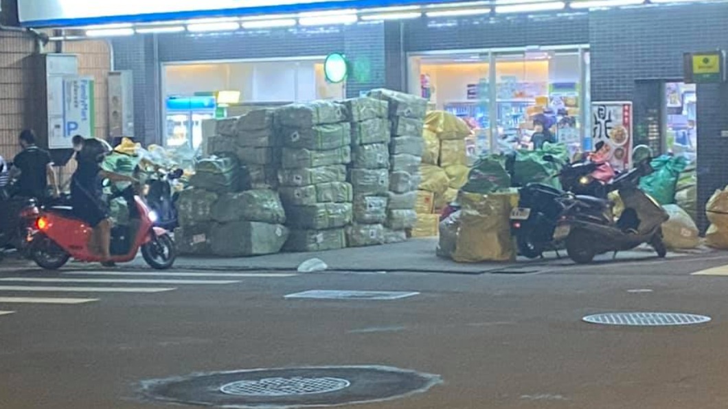 超商外堆滿巨量包裹 網驚:以為是「物流中心」