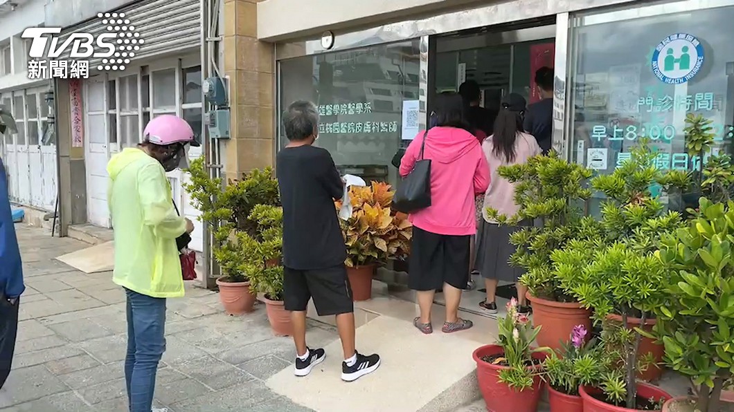 近日澎湖的皮膚科出現大批求診民眾。(圖/TVBS)