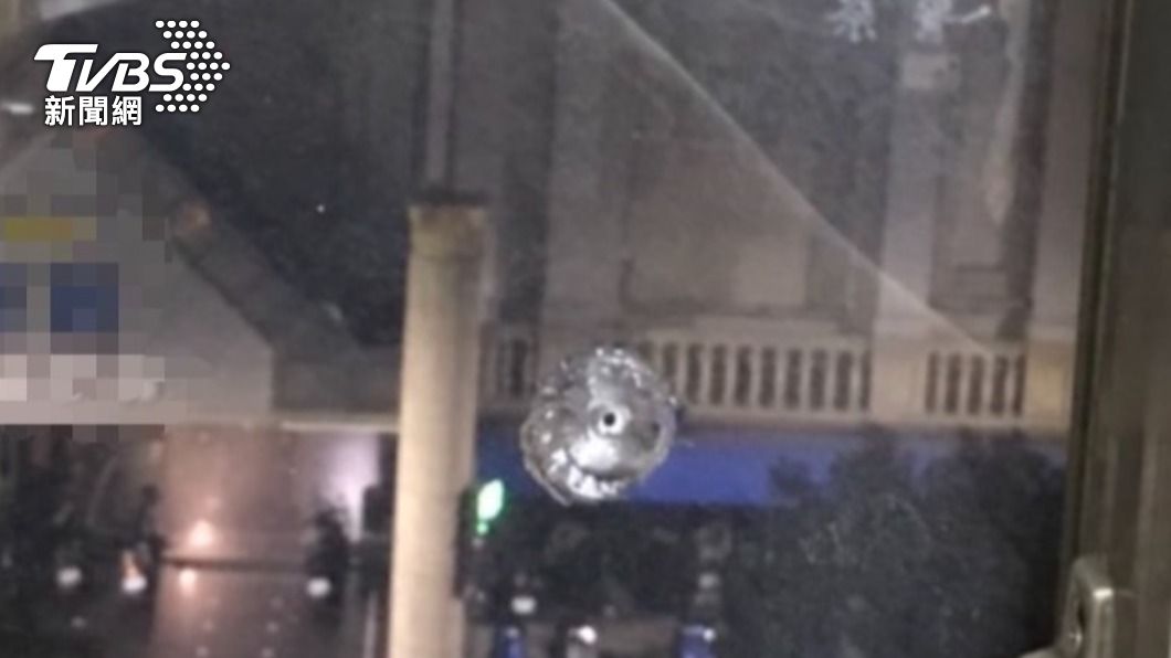 試槍還是警告?高雄女返家驚見窗戶有彈孔 疑遭BB槍射擊