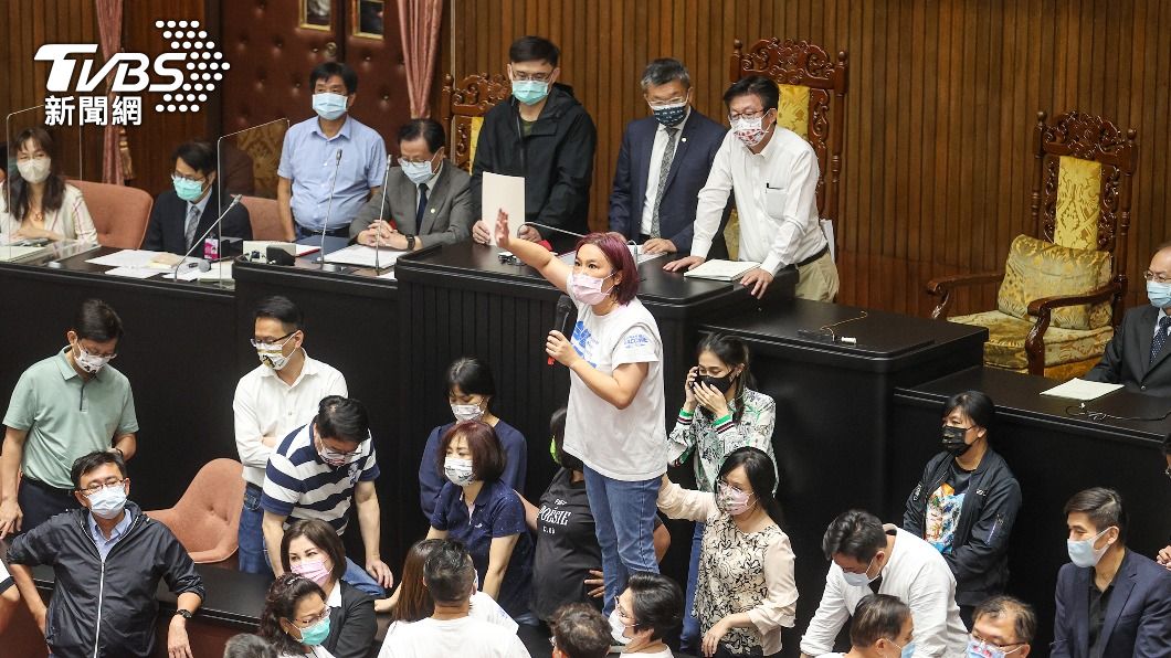 立法院院會28日上午在藍綠激烈衝突下導致議事停擺。（圖／中央社）