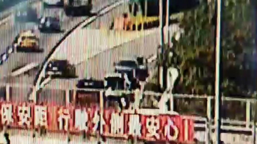 悚！高公局人員修剪國道一號邊坡植被　驚見一具男性屍體