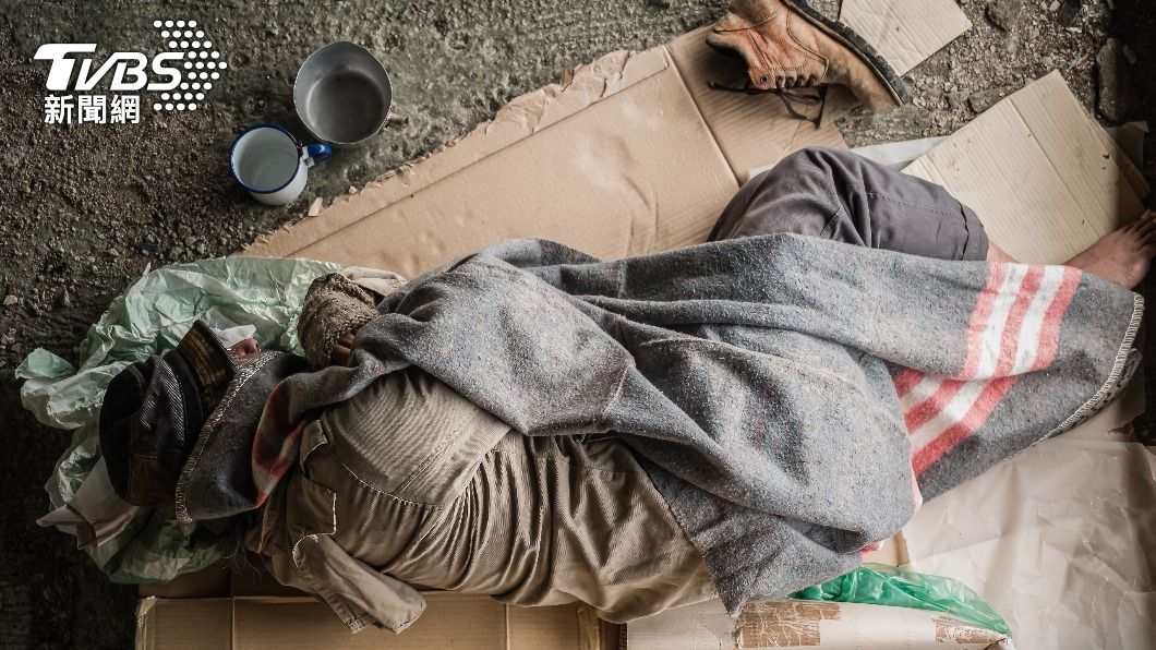 黃男住廢棄屋遭驅趕,認為是對面兩住戶舉報他,氣到去墳墓挖骷髏頭嚇人。(示意圖/Shutterstock達志影像)