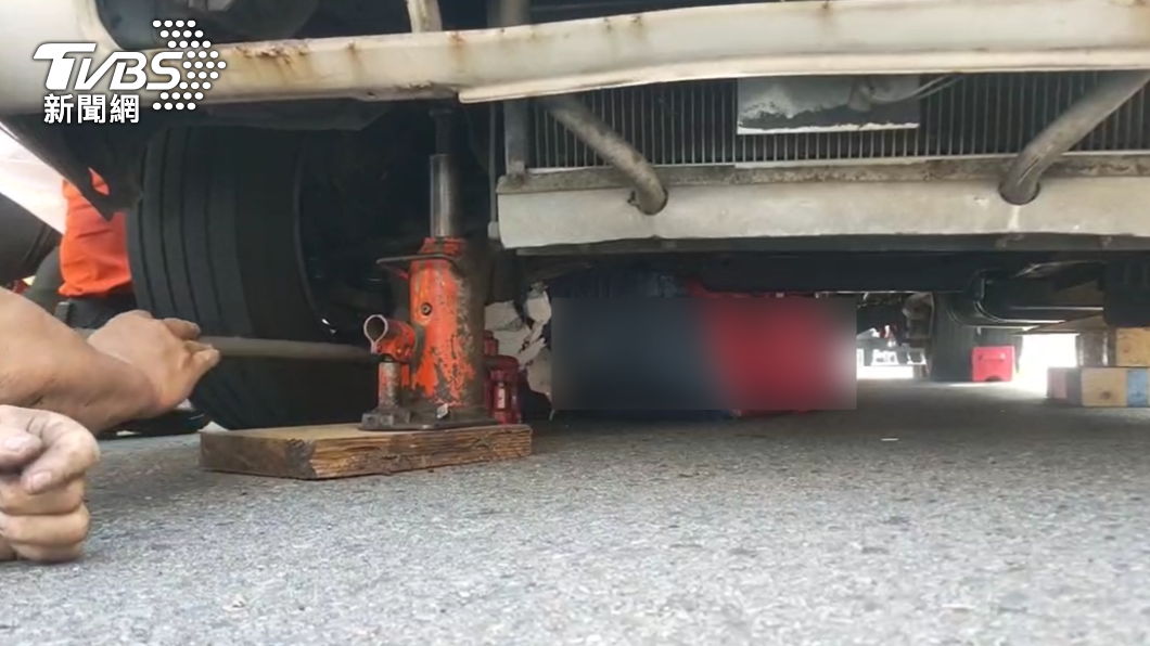 恐怖車禍！苗栗女騎士慘叫一聲　下秒捲巴士車底身亡