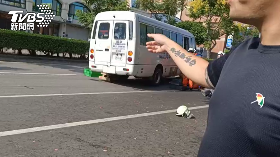 目擊者說,看到巴士開很快,車禍當下聽到砰一聲巨響。(圖/TVBS)