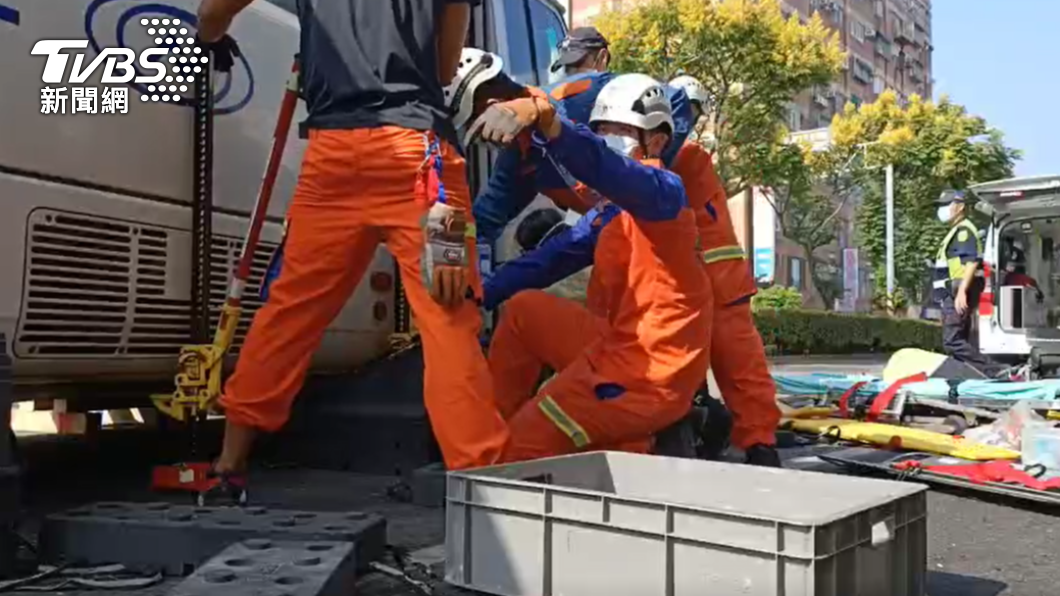 消防人員動用千斤頂和撐開器,才將女騎士救出,但已無生命跡象。(圖/TVBS)