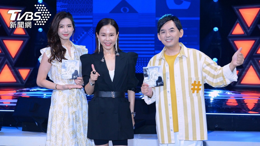 彭佳慧和《#T-POP我們聽大的!!》主持人黃子佼、趙岱新合影。(圖/TVBS)