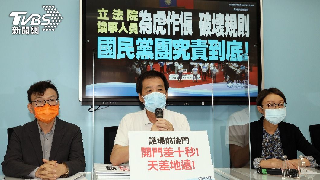 國民黨團抗議立院議事人員破壞規則。(圖/中央社)