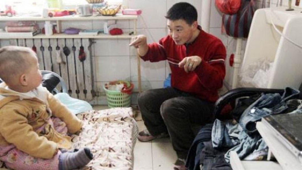 該名男子事後結婚生子後仍住在公廁。(圖/翻攝自搜狐新聞)