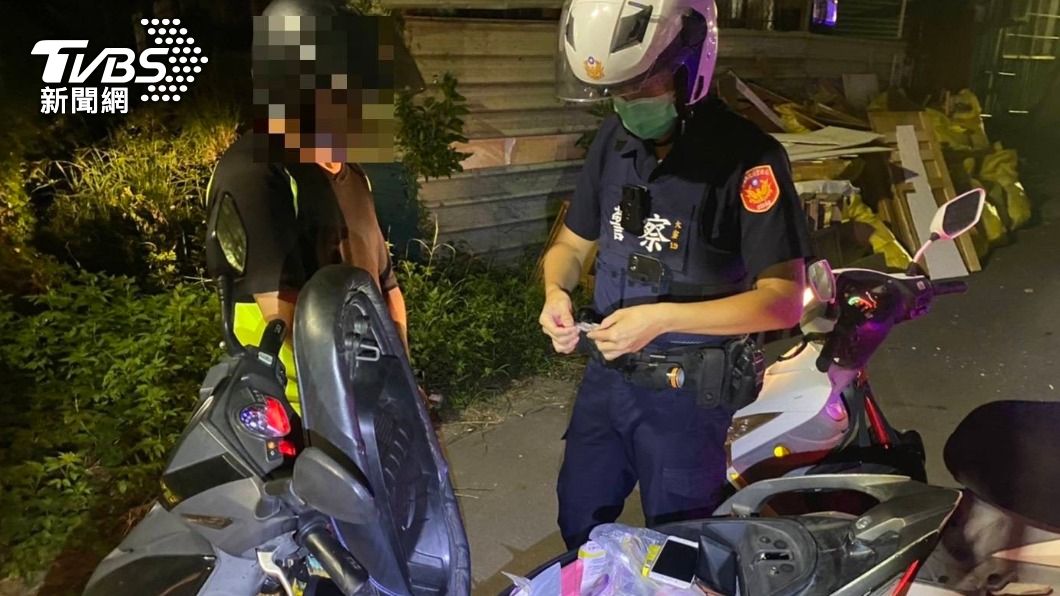 何男開心酒測值未超標，但又遭警查獲持有毒品。（圖／警方提供）