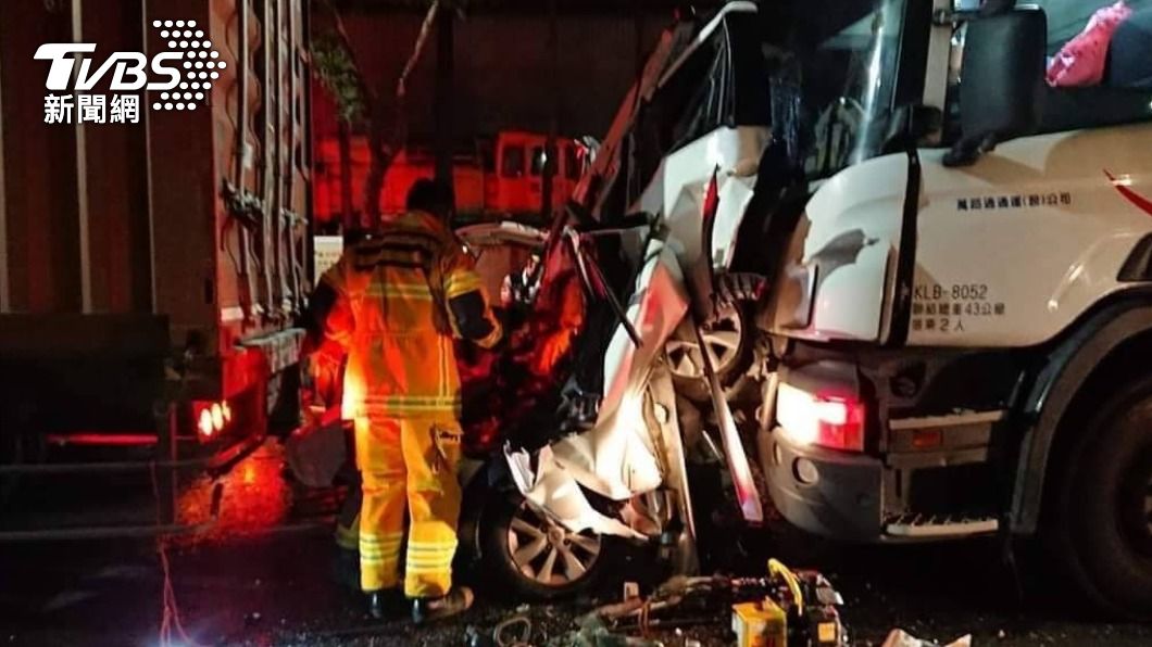 大貨車猛撞！轎車慘遭夾扁變形　駕駛當場身亡