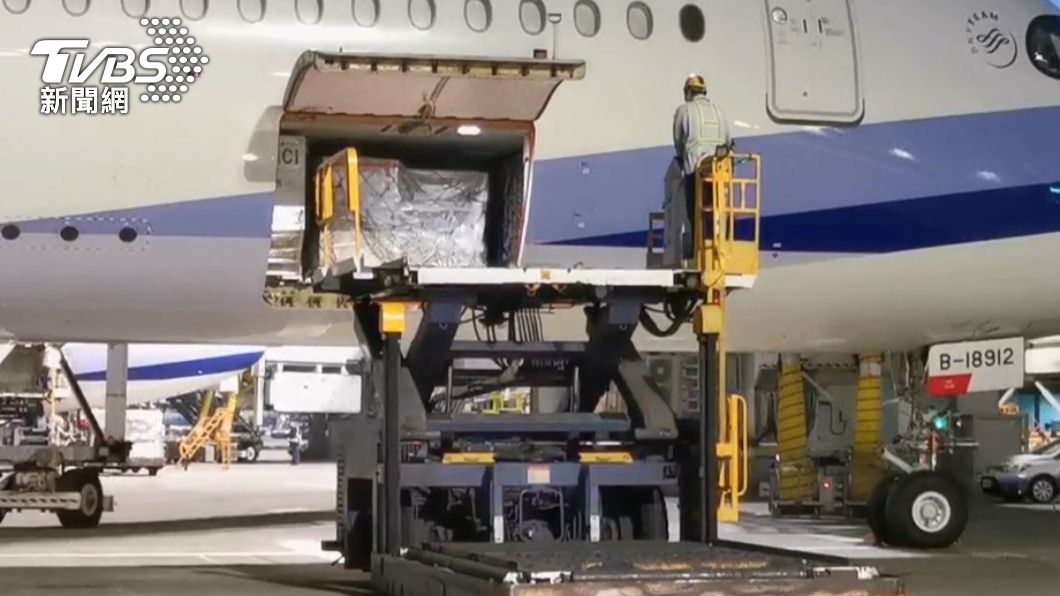 首批客製化標籤BNT疫苗55萬劑 清晨運抵桃園機場!