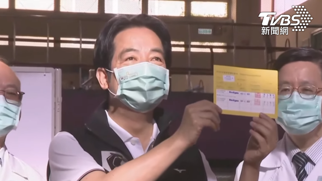 賴清德完成接種第二劑高端疫苗後,展示疫苗接種紀錄卡。(圖/TVBS)