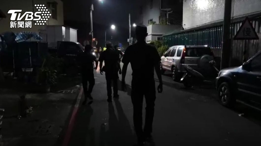 警方到場時僅剩下受傷的2人。(圖/TVBS)