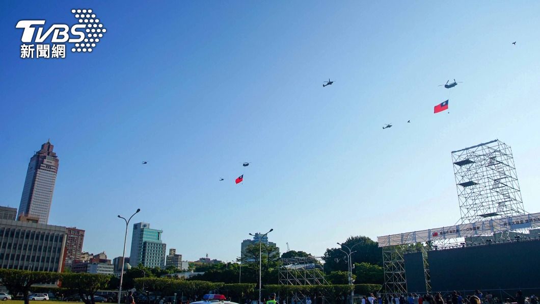 國慶空中全兵力預演　CH-47吊掛巨幅國旗吸睛