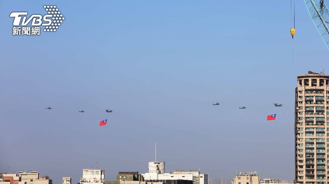 CH-47運輸直升機吊掛巨幅國旗飛越台北市上空。(圖/中央社)