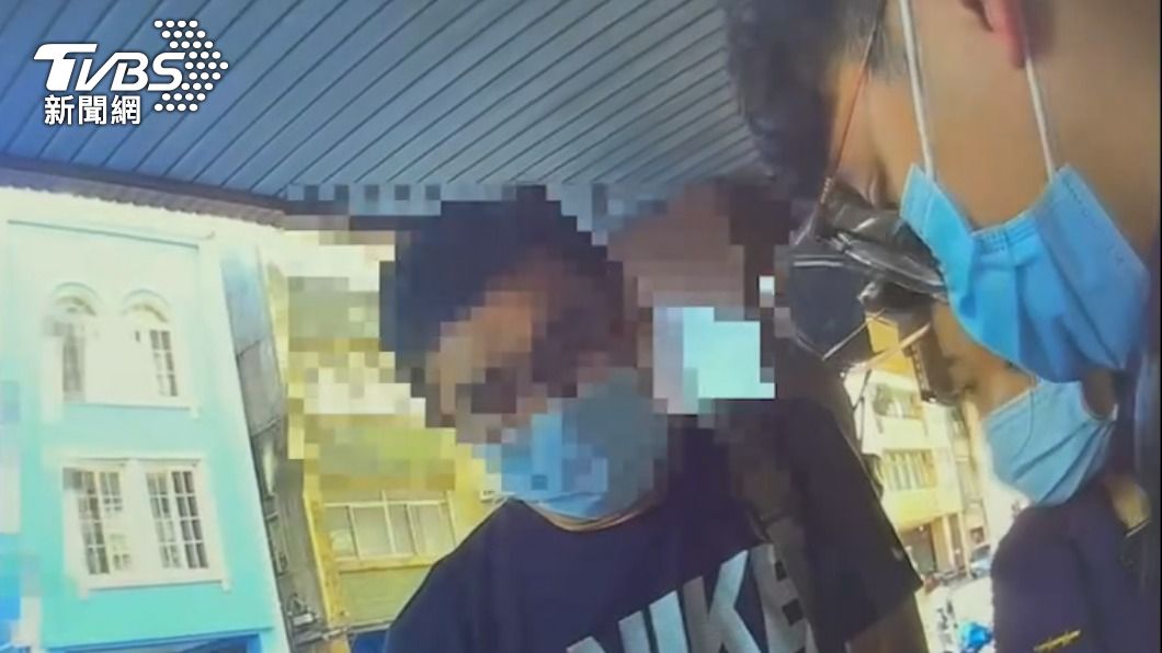 警方趕到蔣男住家攔阻。(圖/TVBS)