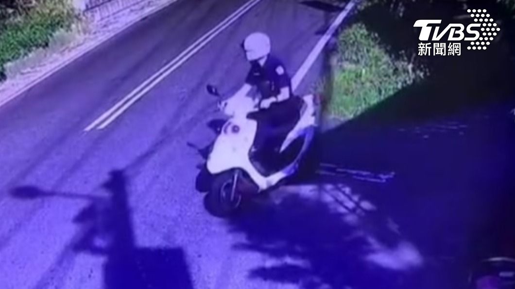 員警疑似通過路口未注意。(圖/TVBS)