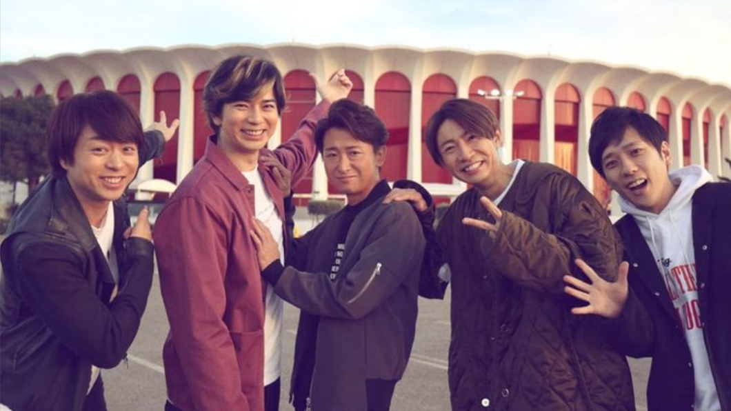 嵐目前僅剩松本潤、大野智（左二、三）未婚。（圖／翻攝自arashi_5_official IG）