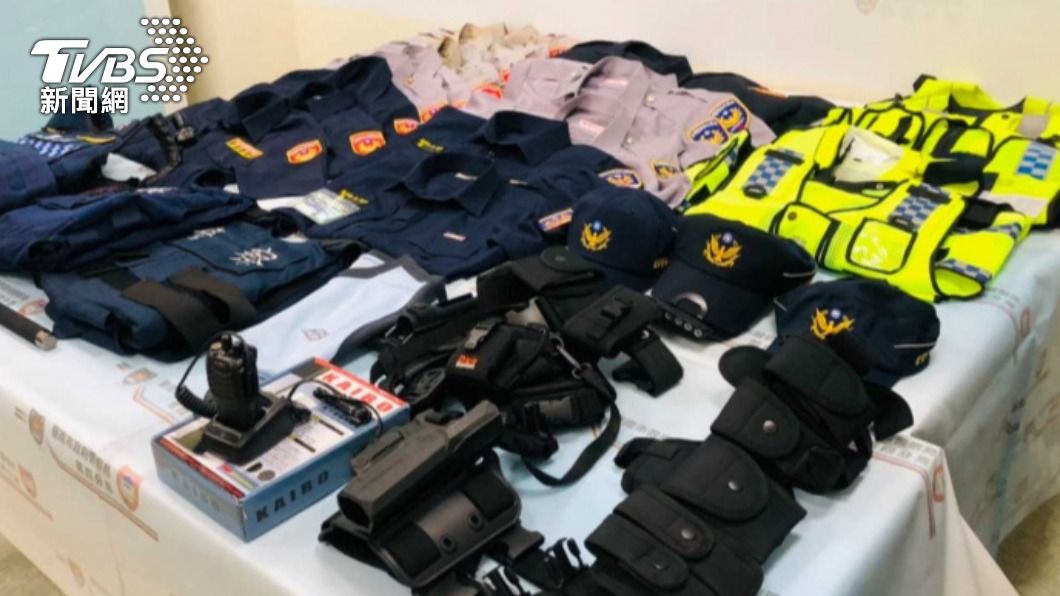 警方在蕭男住處查獲警察制服15套、交通反光背心6件等證物。(圖/警方提供)