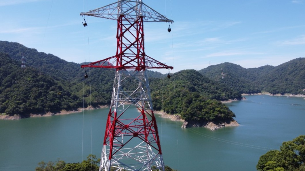 為何輸電塔是紅白色?台電解答曝這一用途:法規規定