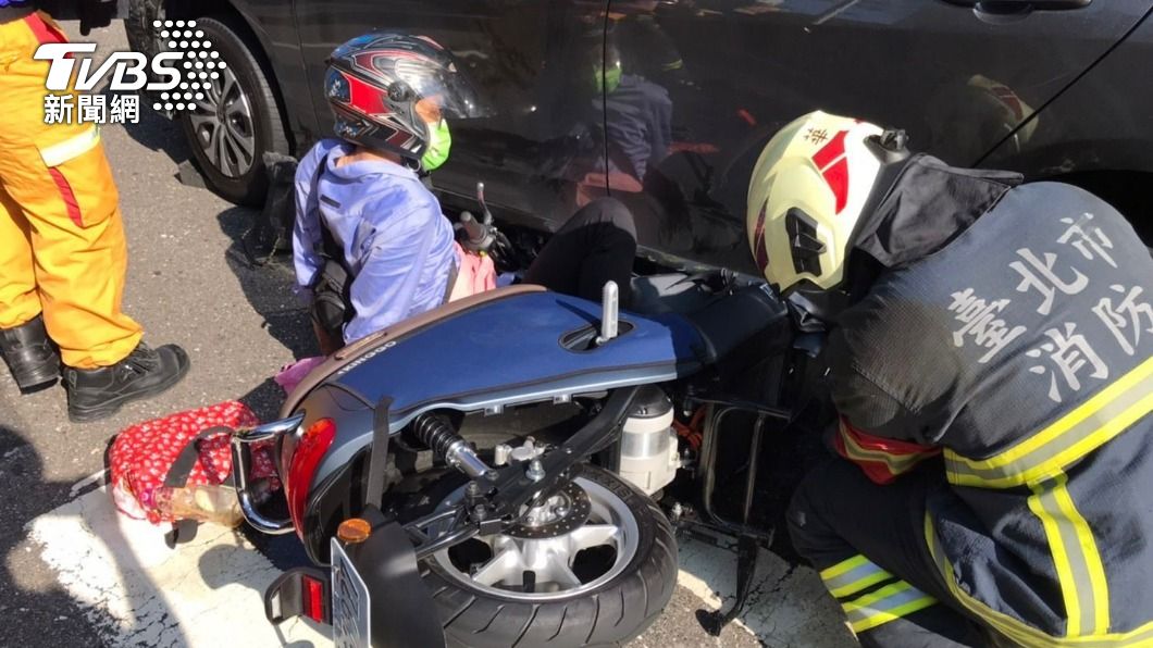 對向有停車格！女駕駛立院外大迴轉撞機車　輾壓騎士害骨折