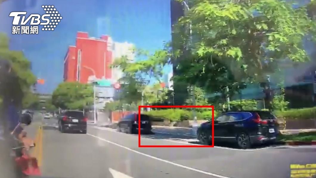 女駕駛疑似為了停對向停車格在路中央大迴轉。(圖/TVBS)