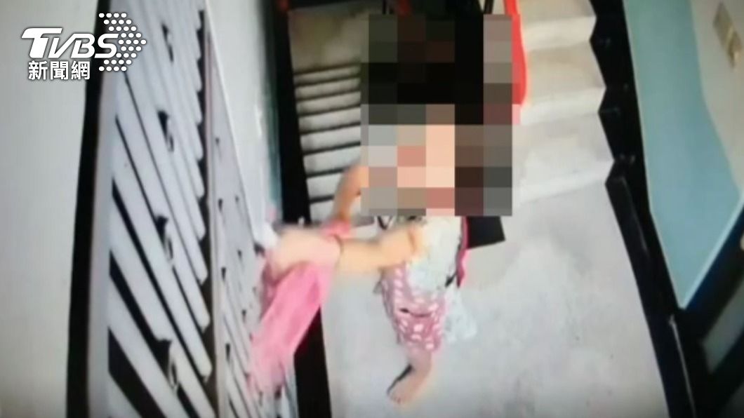 不滿鄰居手機吵！7旬婦拖把敲門　嗆「要拿菜刀殺妳」