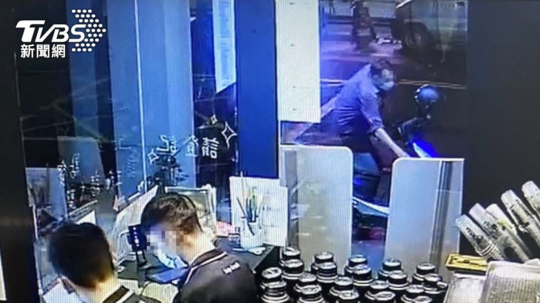 電眼全都錄！加拿大籍作家偷錢包　到案竟說：那不是我