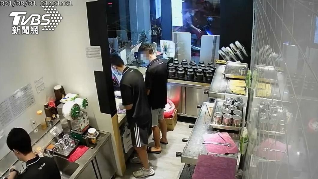 外籍男趁著飲料店員工忙著工作沒注意閒晃到店外行竊。（圖／TVBS）
