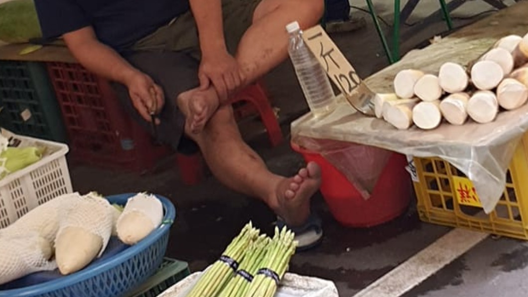 民眾表示,這是削竹筍的小刀,攤商這樣沒有職業道德。(圖/翻攝自爆料公社 臉書)