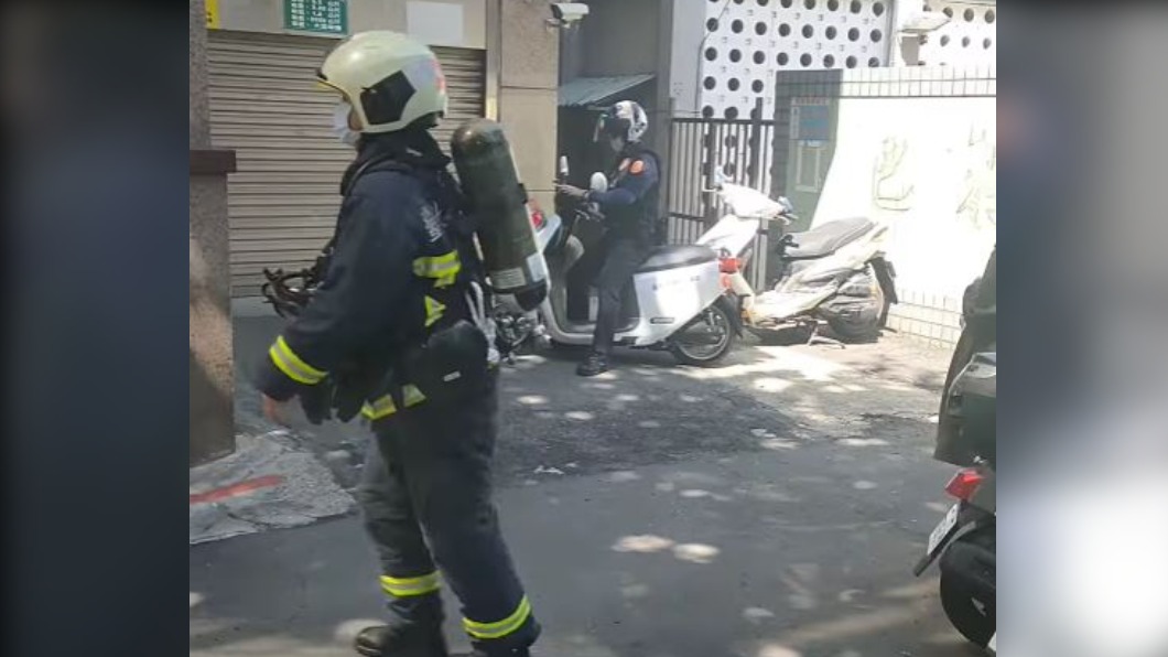 消防人員和員警’到場處理。(圖/翻攝自外送員的奇聞怪事 臉書)