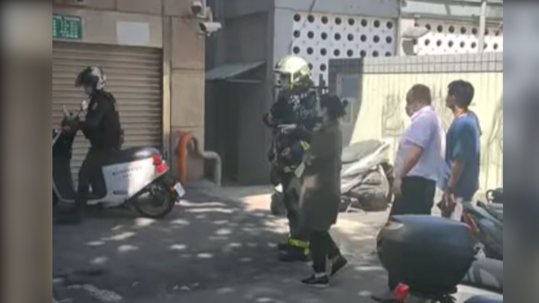 部分住戶已逃出。(圖/翻攝自外送員的奇聞怪事 臉書)