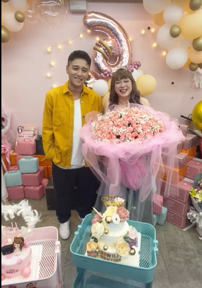 網紅直播主花媽日前慶祝32歲生日，鄭人碩擔任神秘嘉賓送花。（圖／翻攝自花媽粉絲團）
