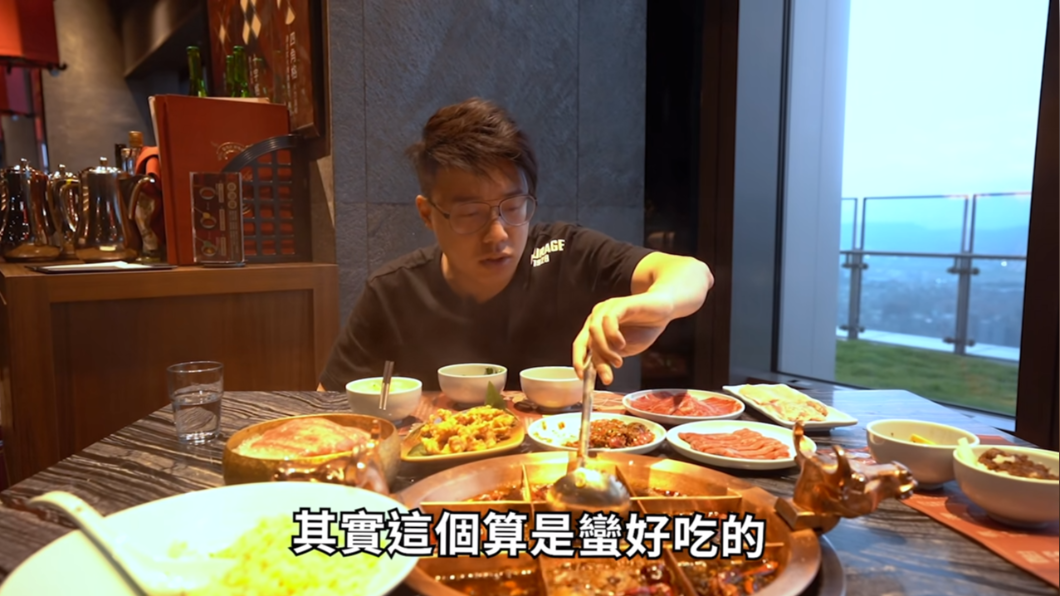 Toyz之前在YouTube開箱美食。（圖／翻攝自Toyz YouTube頻道）