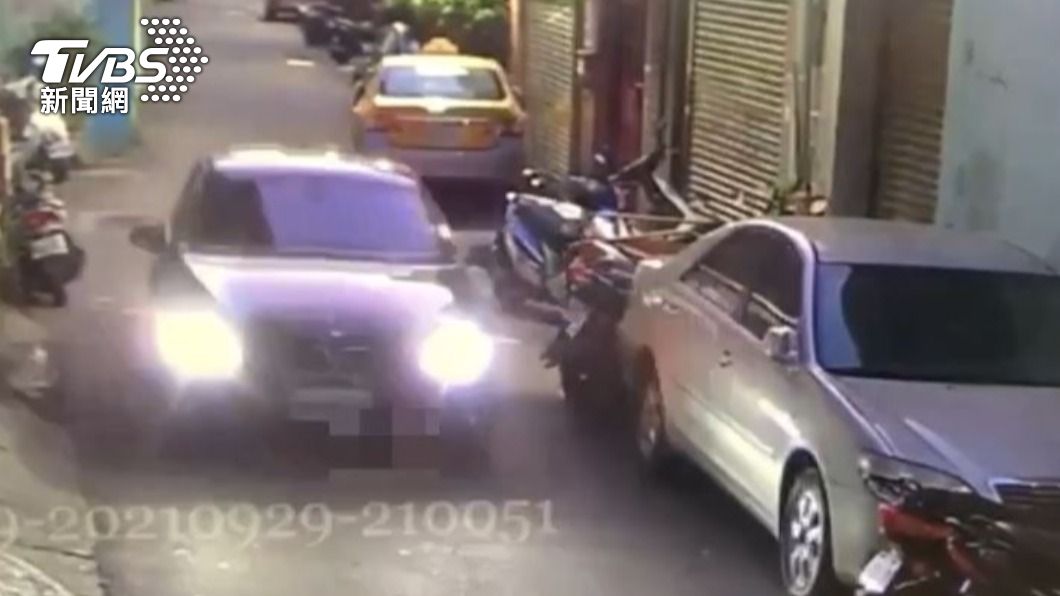 嫌犯夥同兩名同黨開車到場。(圖/TVBS)