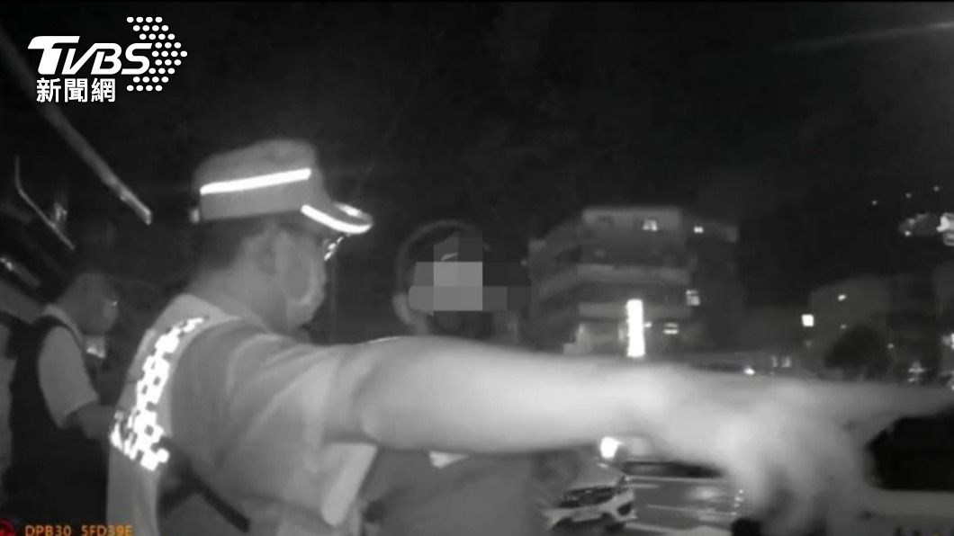 警方火度到場控制犯嫌。（圖／TVBS）