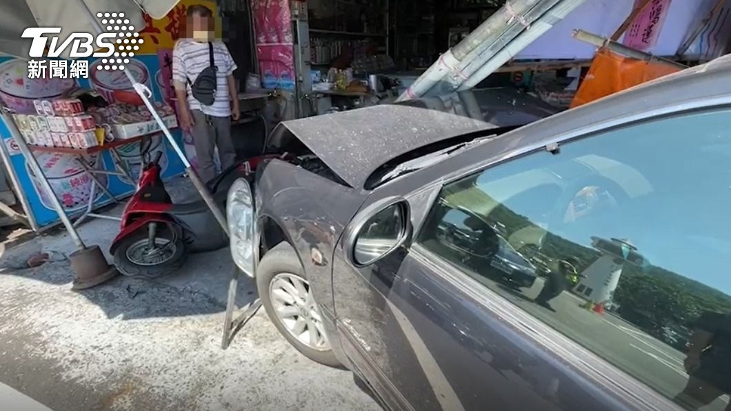 婦誤踩油門爆衝釀禍 重機遭連人帶車撞入路旁店家