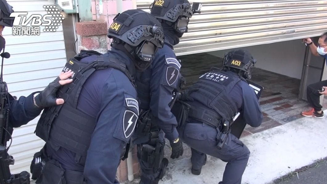 警方查獲位於嘉義的詐騙機房。(圖/警方提供)