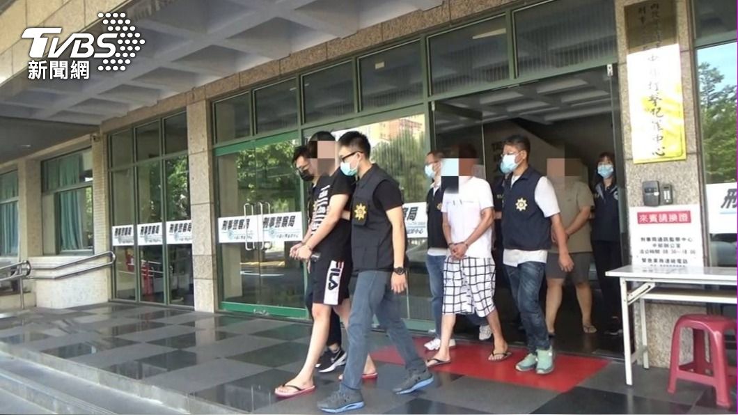 刑事局中打日前帶回陳男等涉案人,依詐欺、組織等罪移送嘉義地檢署。(圖/警方提供)