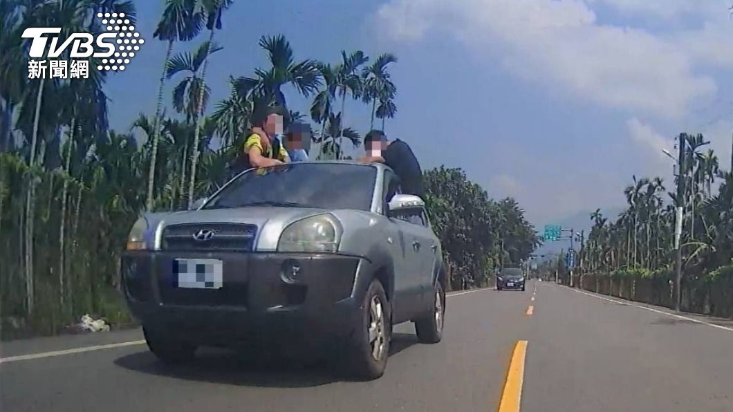 屏東3男「半身鑽出車窗」無罩玩鬧 危險畫面曝下場慘了