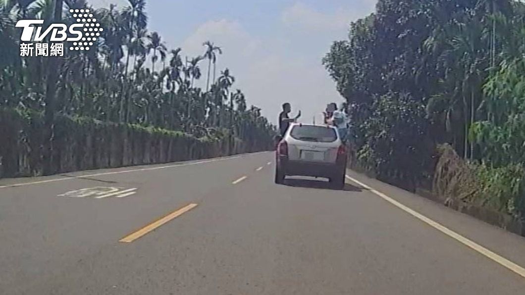 危險畫面全被路過民眾拍下。(圖/警方提供)