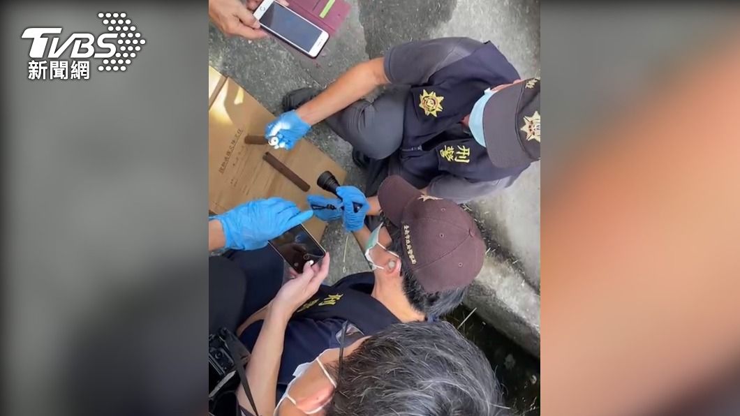 警方在槍擊現場,發現作案用改造鋼管槍。(圖/TVBS)